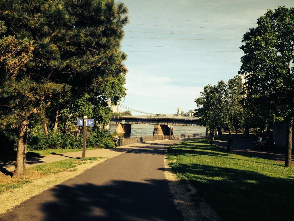 Trilha na beira do rio