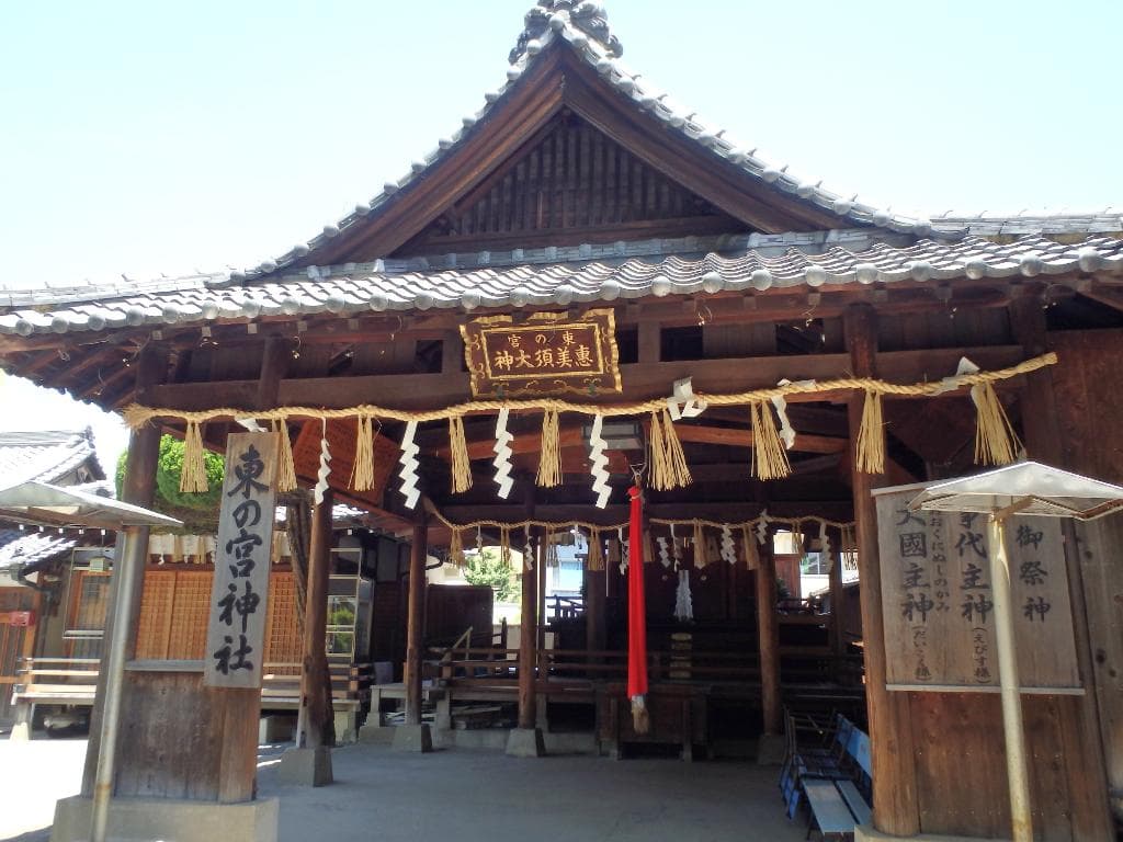 境内の神社、東の宮の館