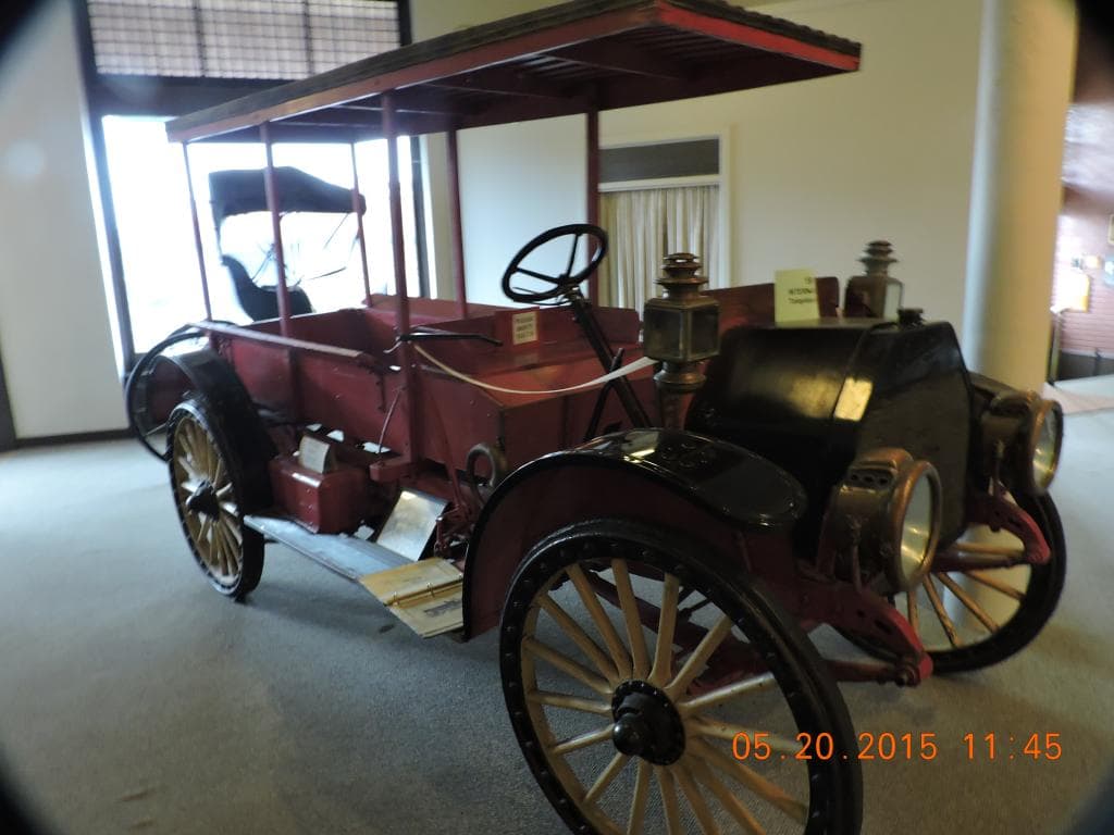 Sample of antigue cars showing