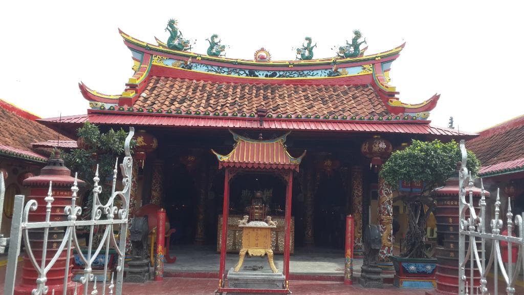 Kelenteng  disebelah Benteng Heritage.