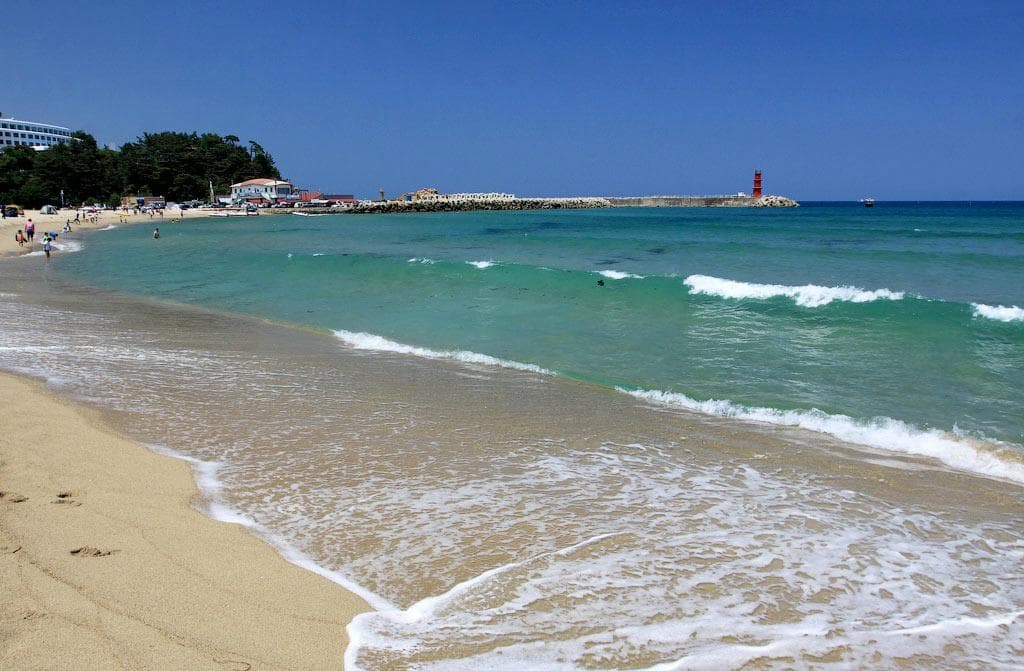 Пляж в солнечную погоду