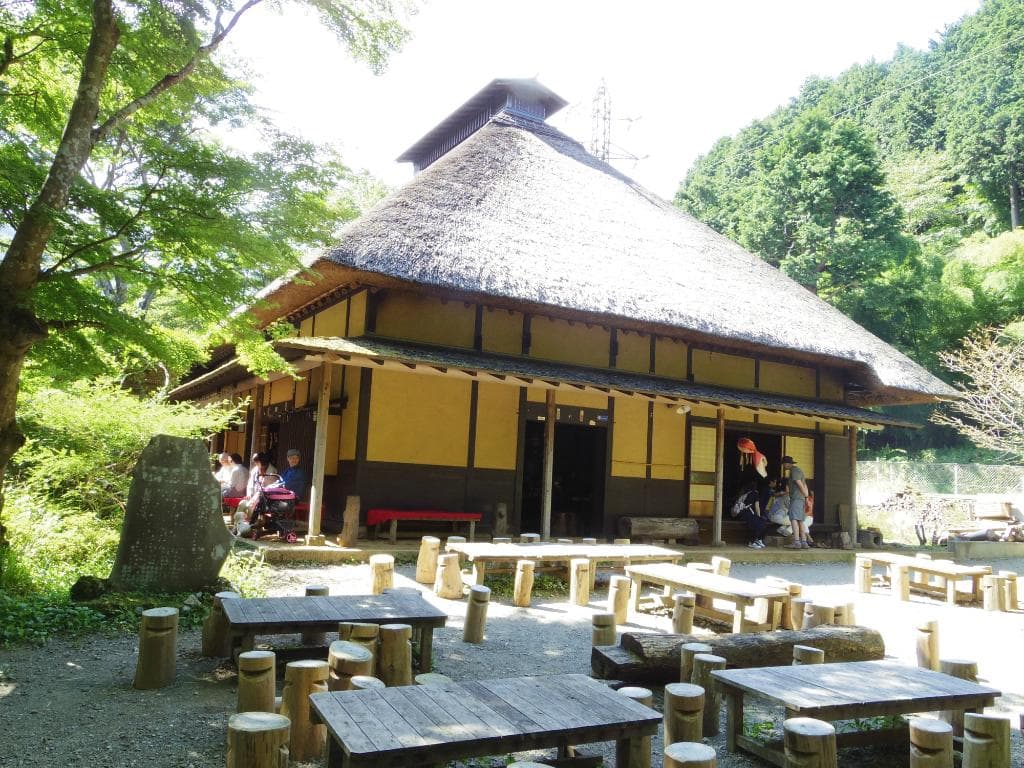 茅葺屋根のお茶屋さん