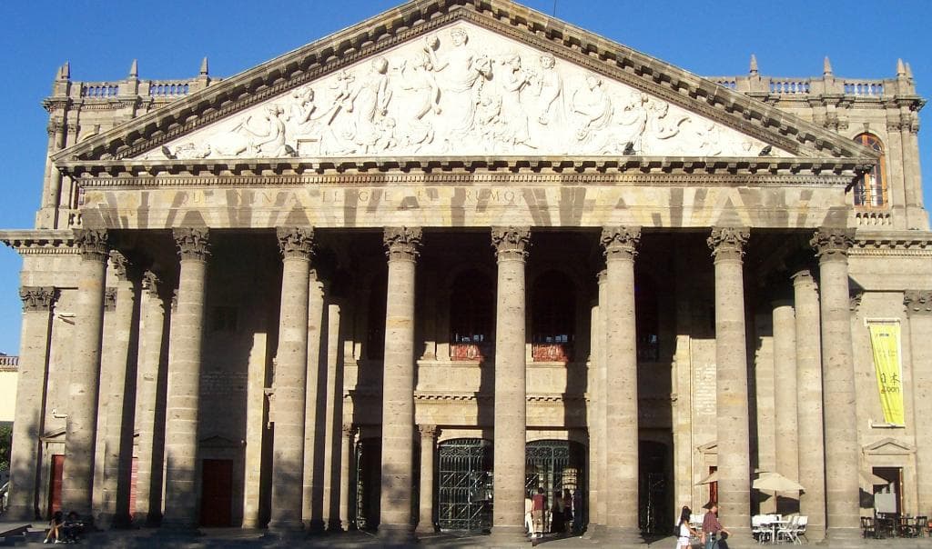 de  frente al teatro degollado