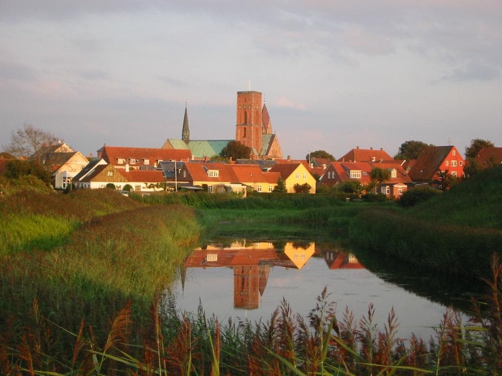 Kig langs slottets voldgram mod Ribe Domkirke