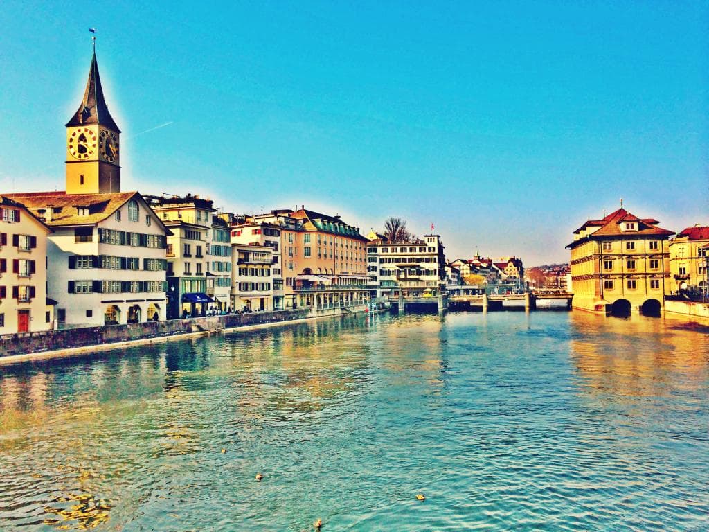 Vista da Fraumünster com o Rio Limmat.