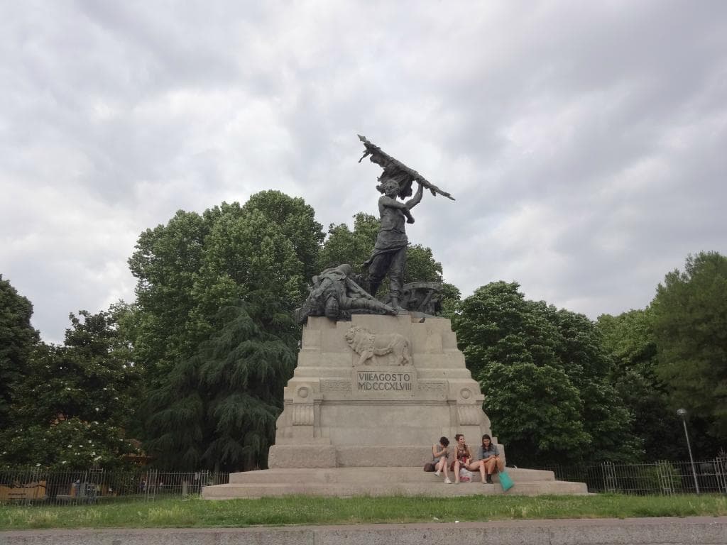 Monumento no início da praça!