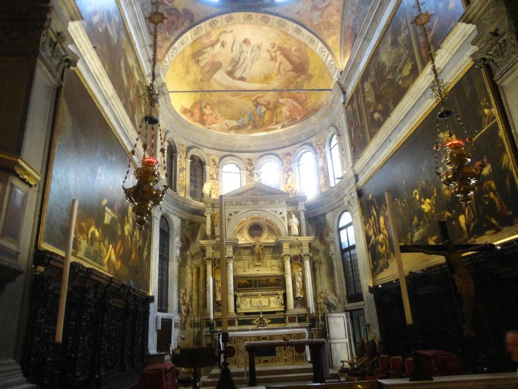 Interno con altare