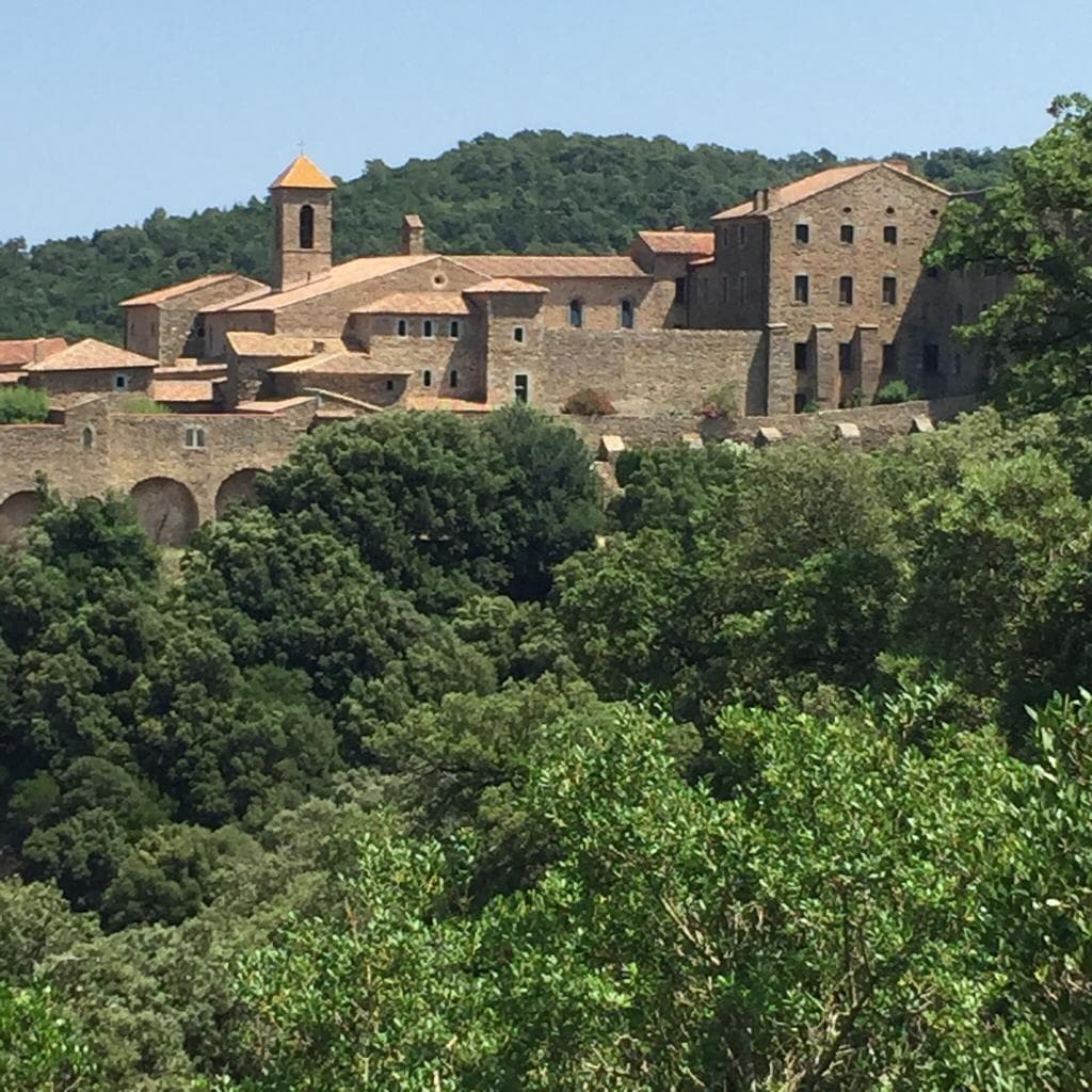 Un magnifico monastero abbarbicato sul massiccio!!
