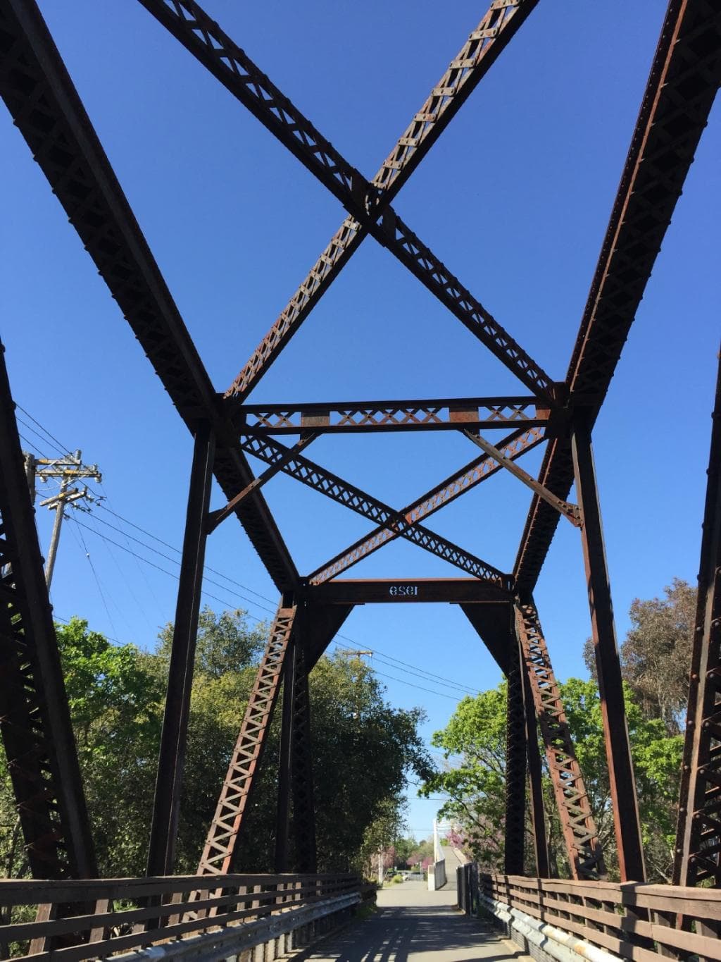 мост перед входом в парк