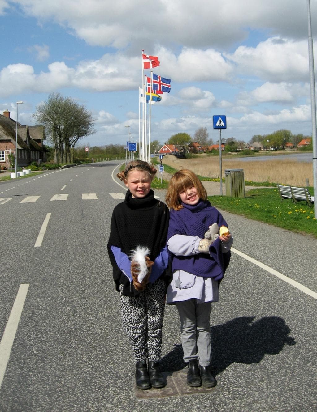 Anna (til venstre) står i Danmark. Ida (til højre) står i Tyskland