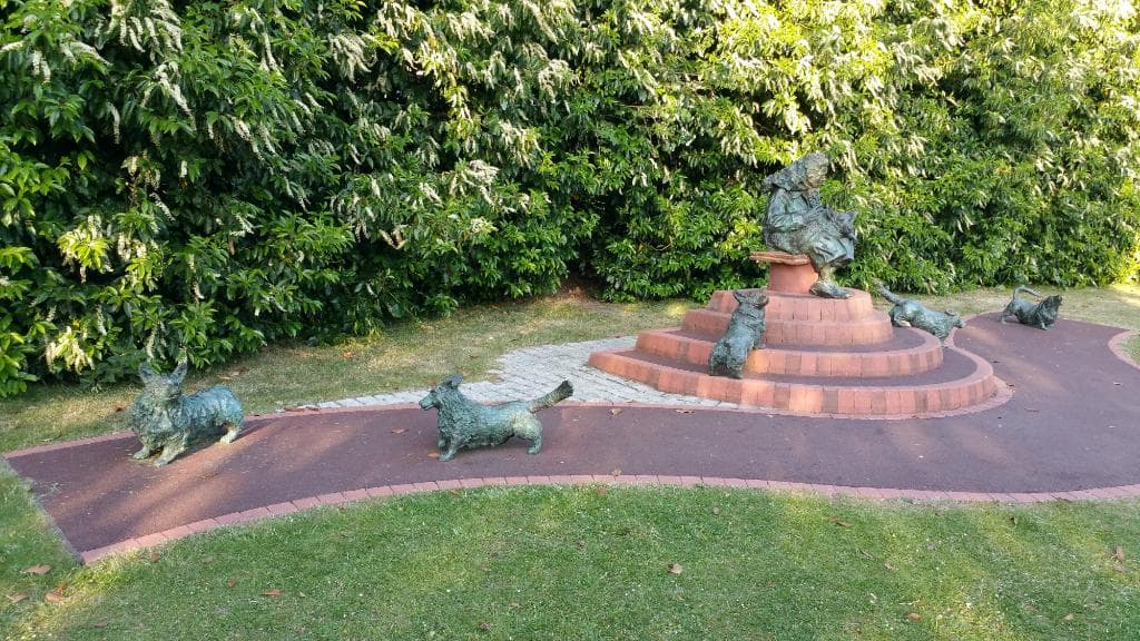 Statue of Queen and Dogs at Bachelor's Acre