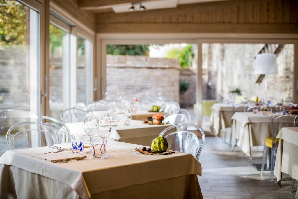 la sala ristorante con la veduta del platano centenario