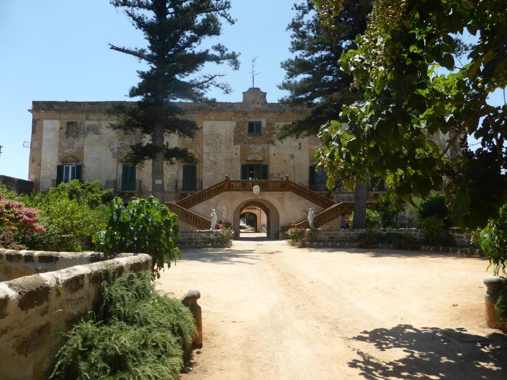 Panoramica della facciata della Villa