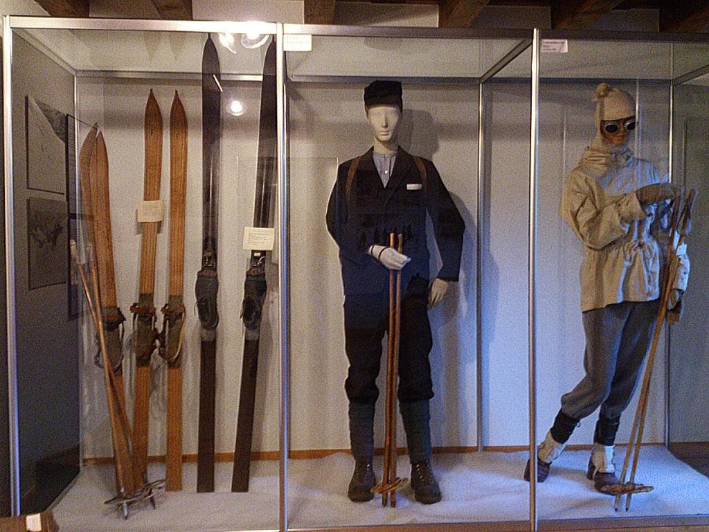 Interlaken - Touristik-Museum der Jungfrau-Region - historische Skifahrer