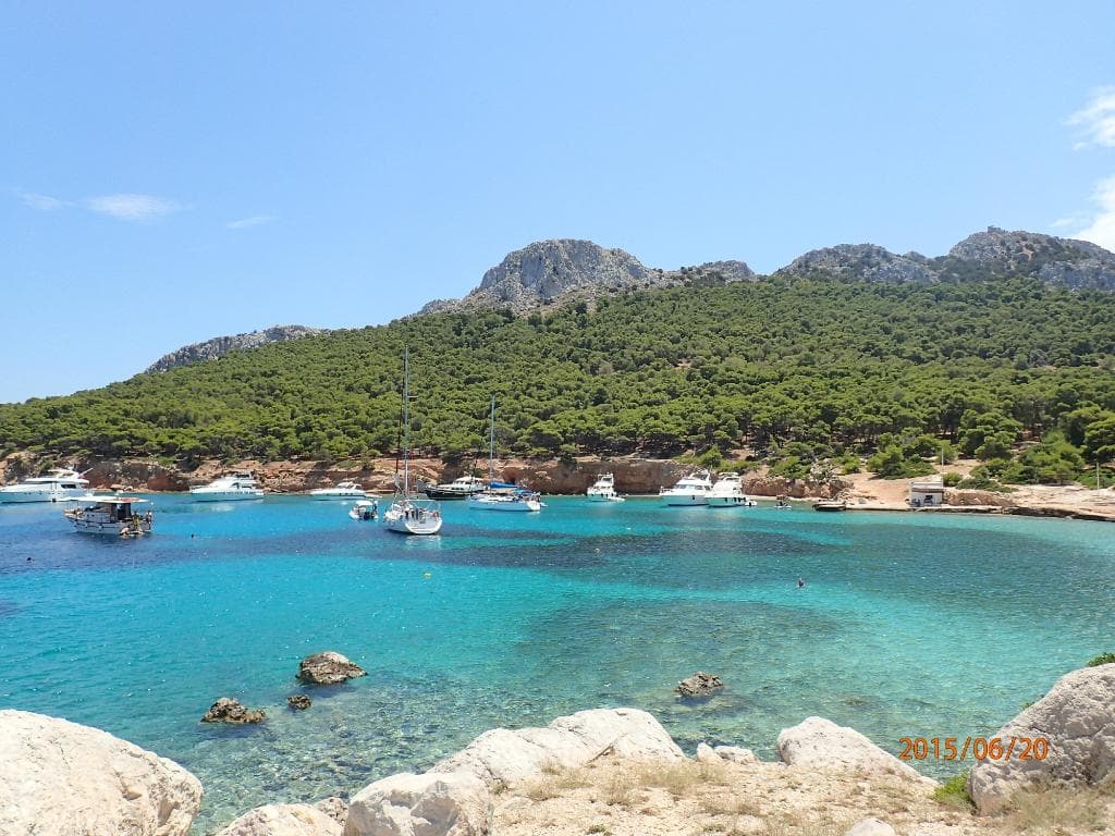 Αποψη τής παραλίας στό Νησάκι Μονή