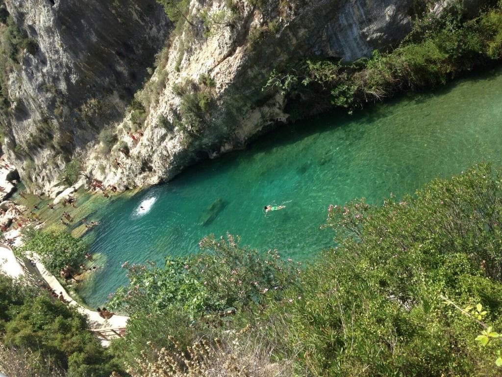 Nice cold water. El polo claro