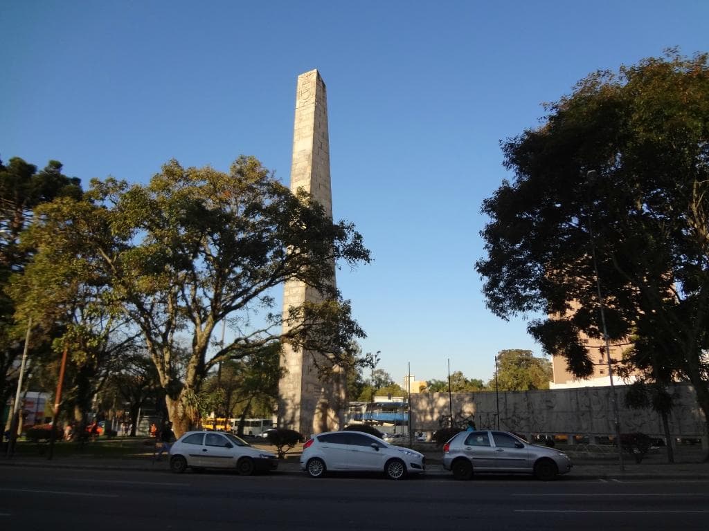 Praça 19 de Dezembro, conhecida pelos curitibanos como a “Praça do Homem Nu”