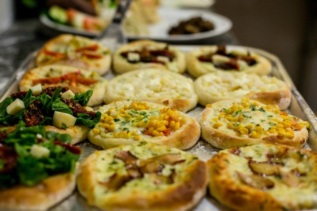 Esfihas abertas de diversos sabores