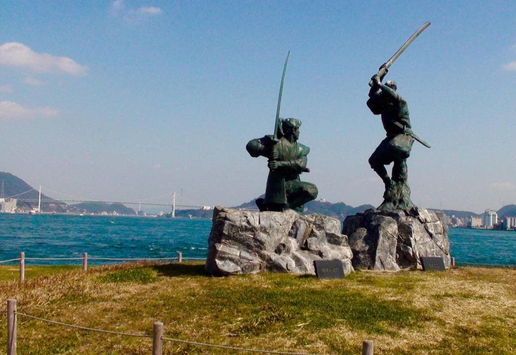 武蔵小次郎の像