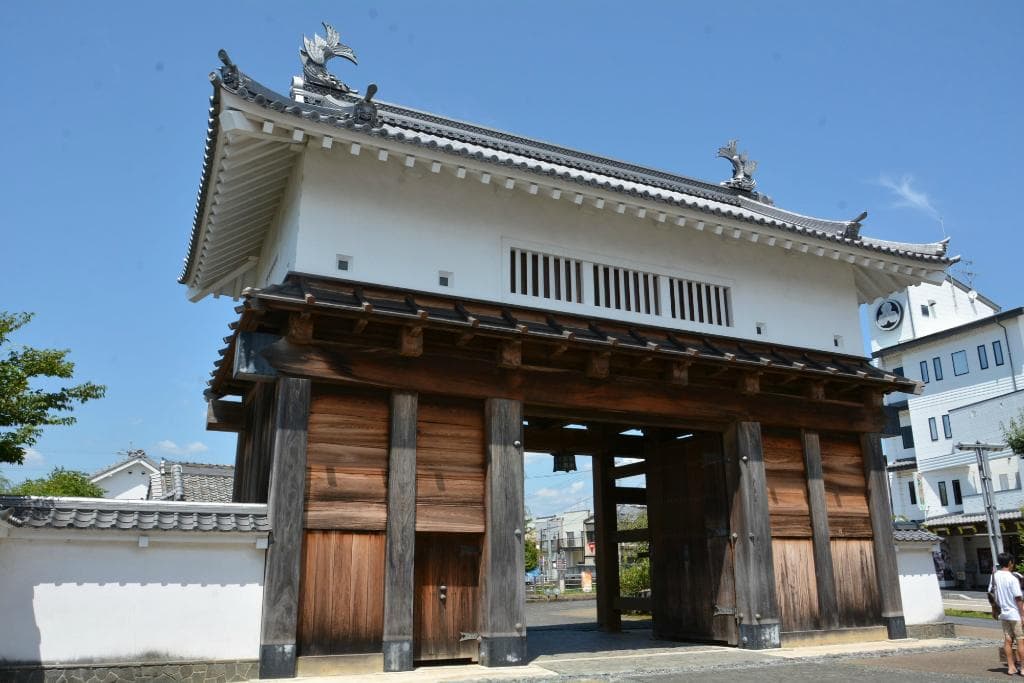 大手門の屋根に鯱の瓦が見えます