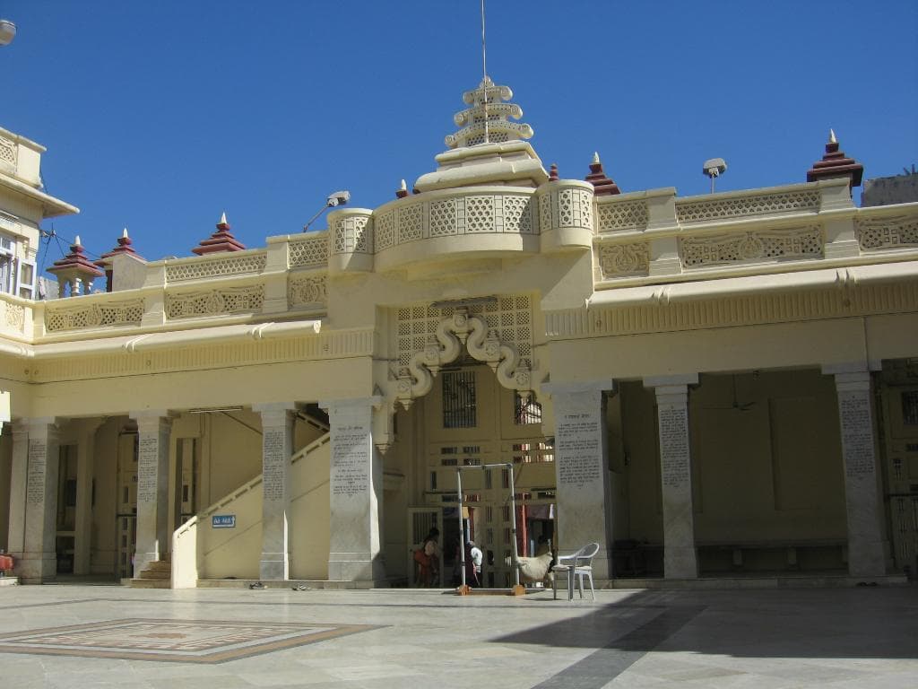 Courtyard of Kirti Mandir