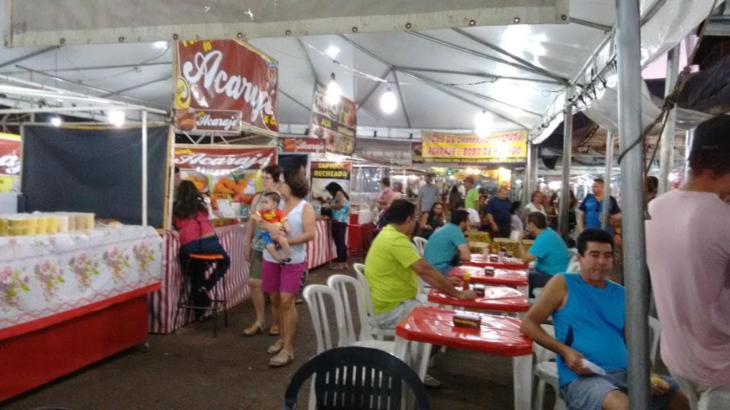 Praça de alimentação acarajé