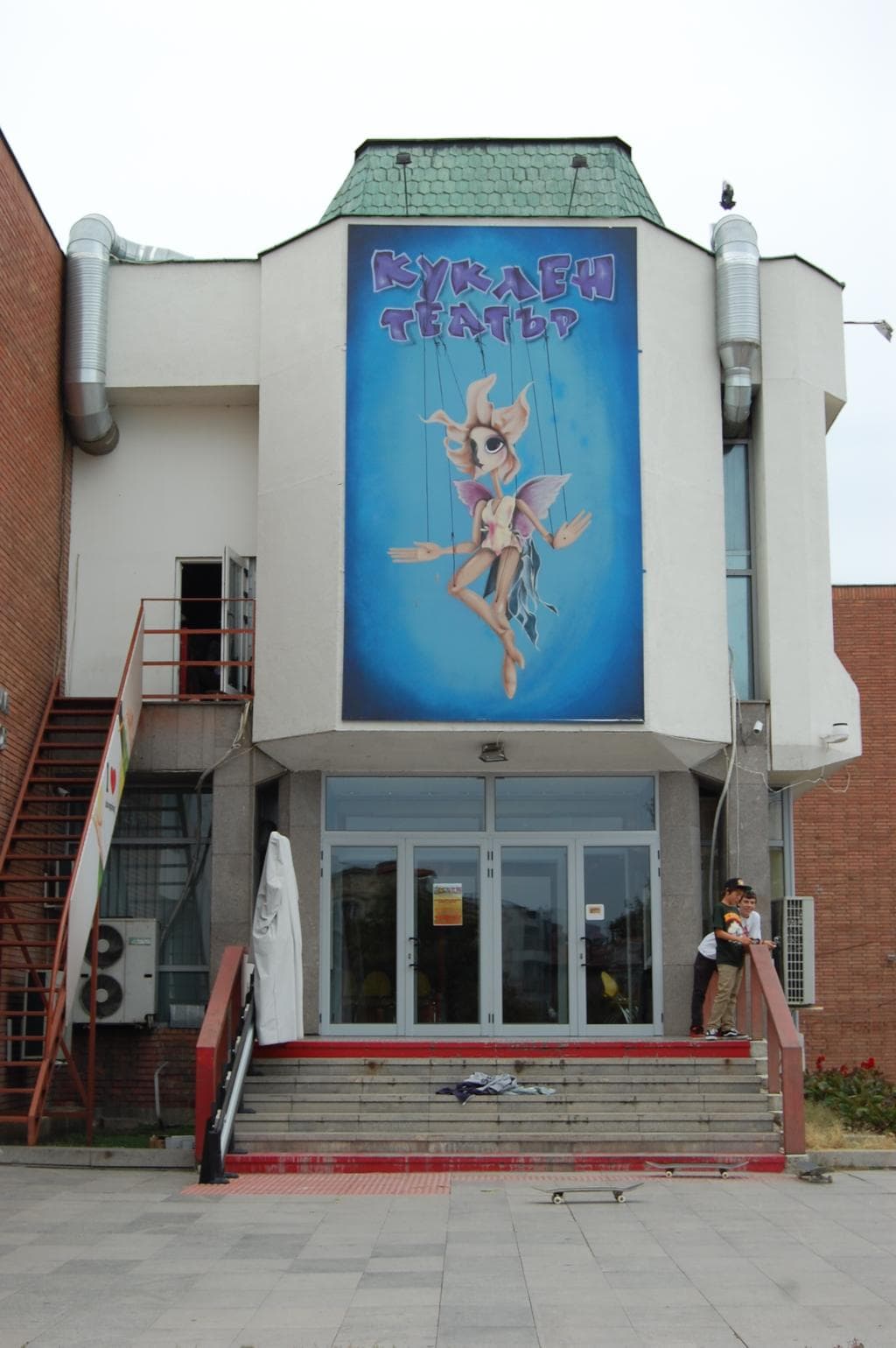 Вход в кукольный театр
