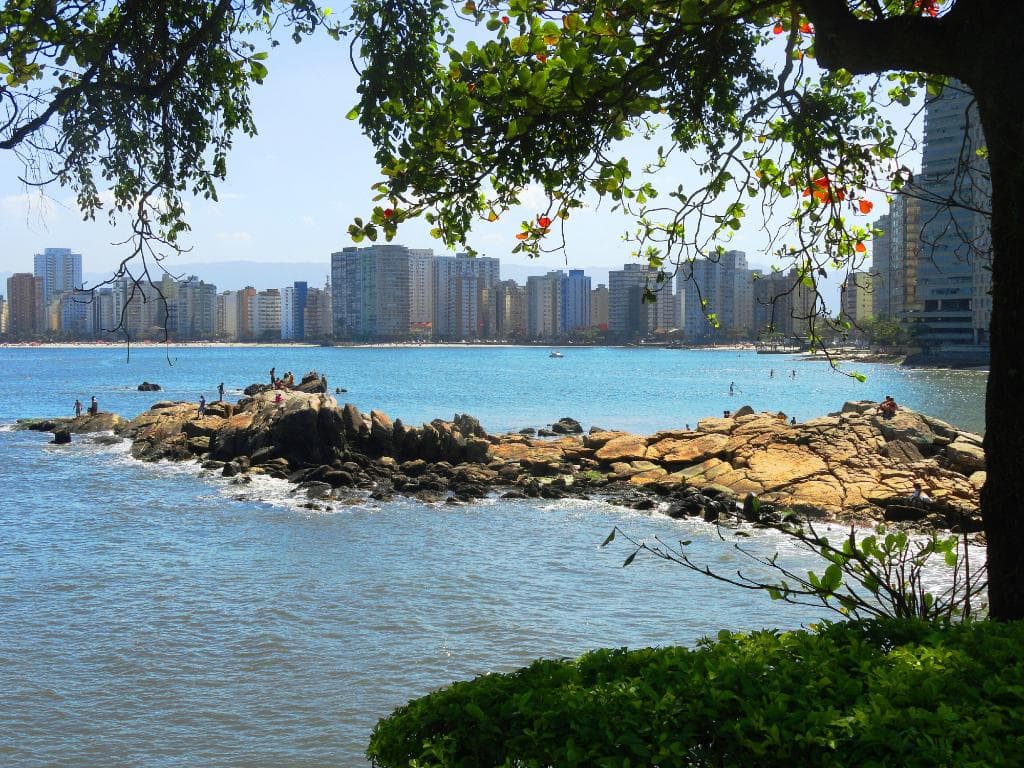 Vista da subida da ilha para a praia dos Milionários