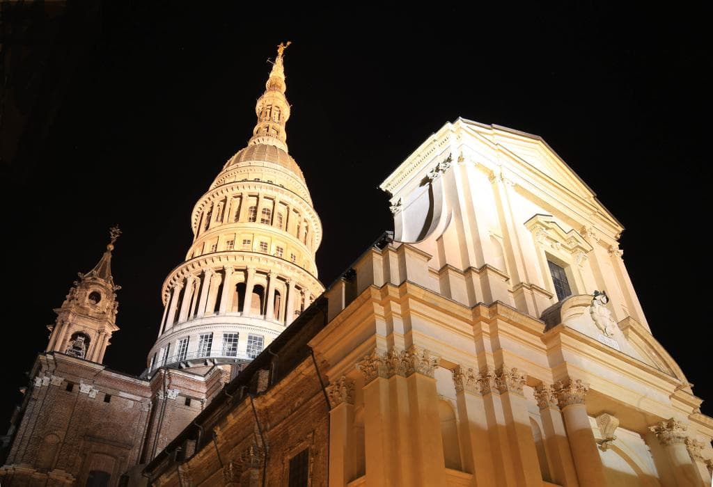 Visione nottorna della Cupola e dello slanciato Campanile