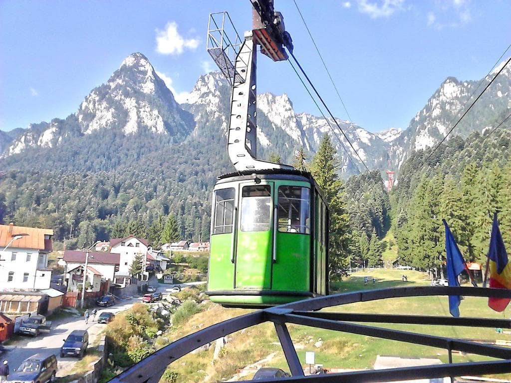 Érkezik a mi kabinunk háttérben a Bucegi hegyek