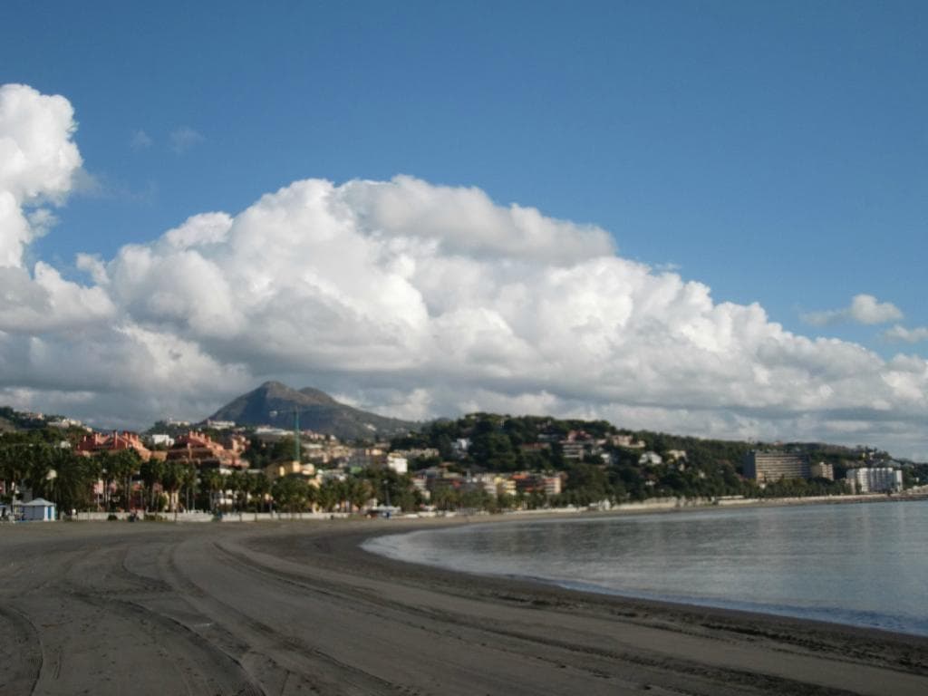 Пустынный пляж в конце сезона