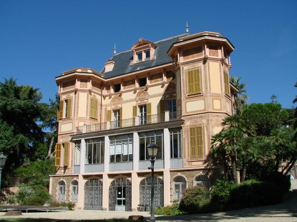 Вилла со стороны сада