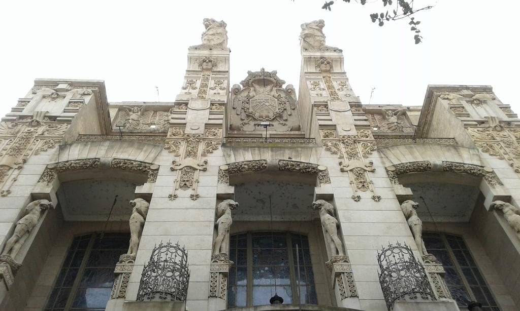 De frente con los Leones custodiando...