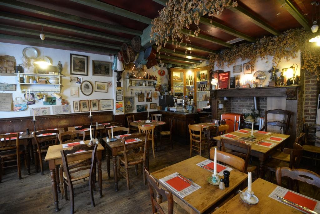 Un estaminet typique, vu avant le début du service.