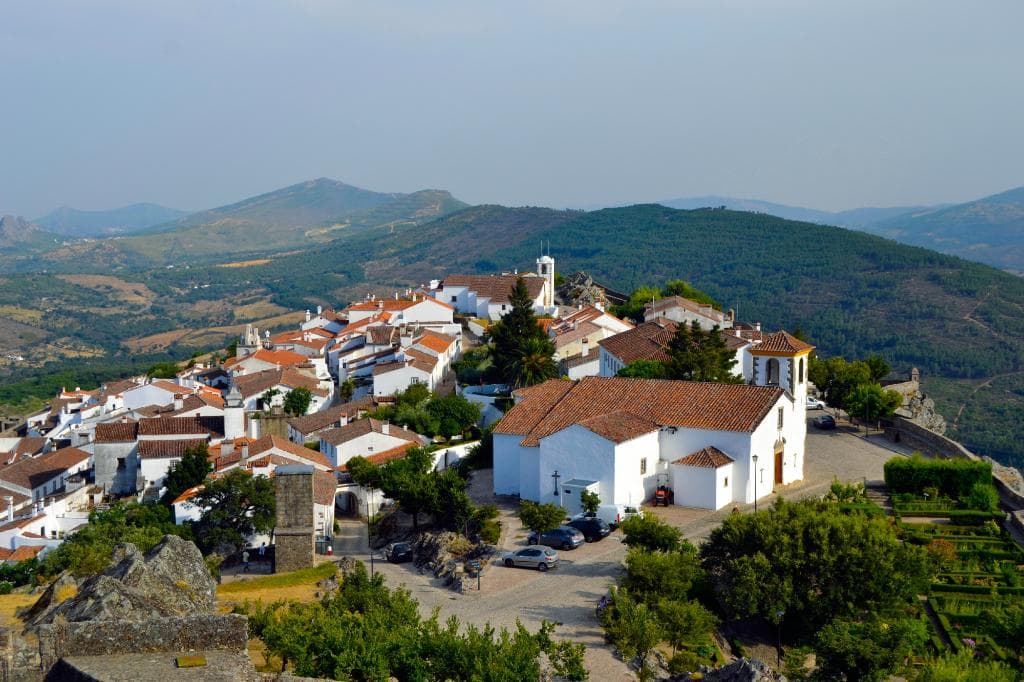 A vila está localizada no alto de uma montanha rochosa