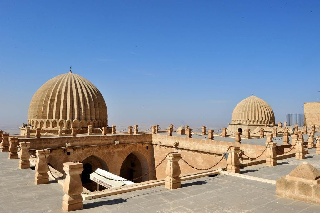 La terrasse supérieure et les deux dômes