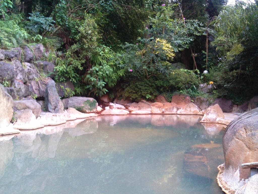 きらく温泉と言う旅館（湯治場併設）の露天風呂と大浴場の洗い場です。