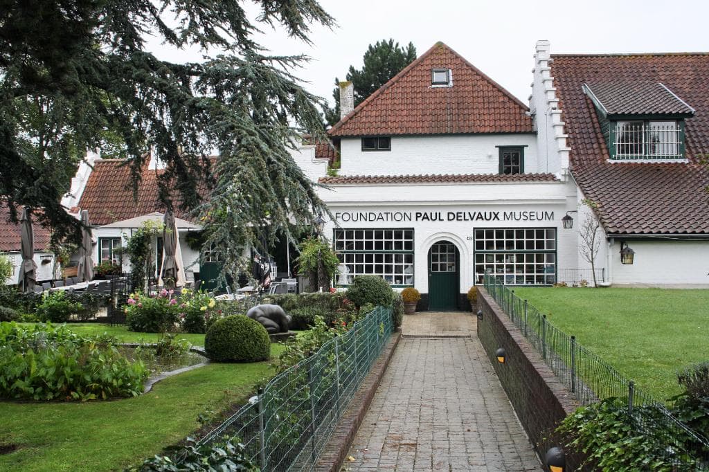 Buitenzicht van het Delvaux museum
