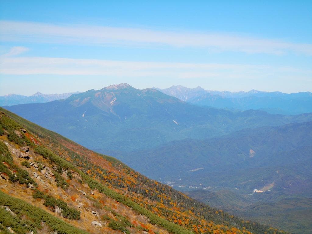 黒沢コースから見た山々 手前が乗鞍 乗鞍の右肩が穂高、槍ヶ岳は上に登るほど乗鞍に隠れて見えなくなる