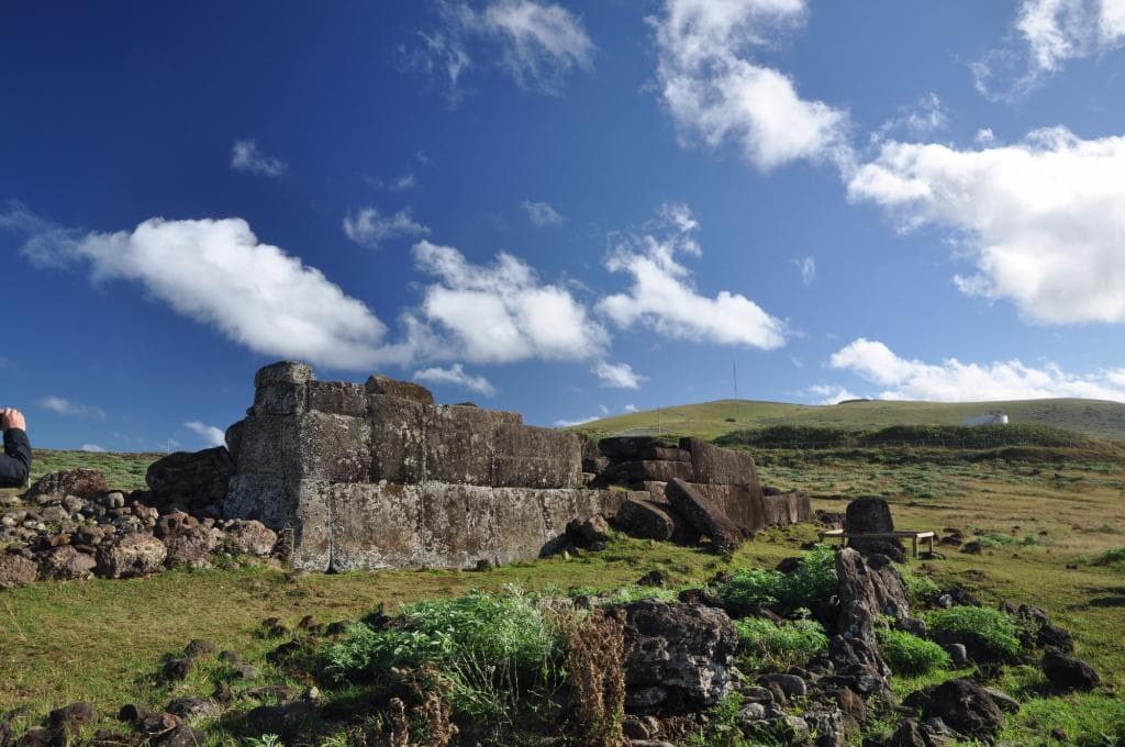 El ahu con su ajusto perfecto de piedras al estilo inca...