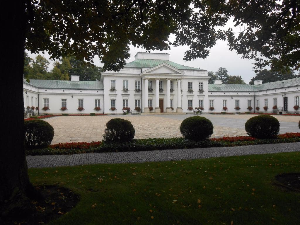 Foto tirada por entre a grade do palácio.