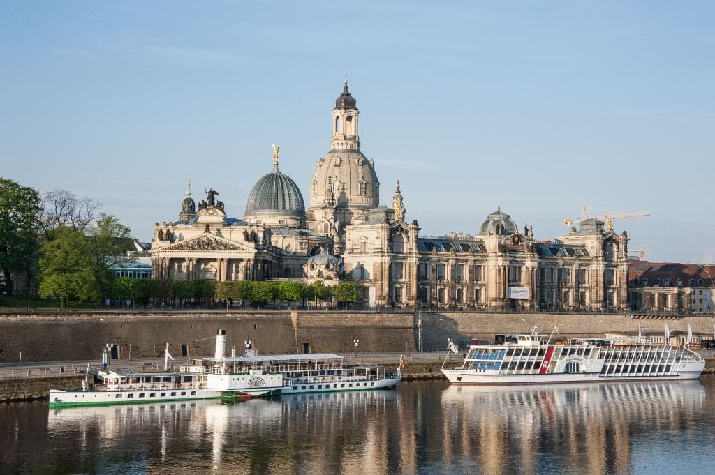 Raddampfer auf der Elbe an der Brühlschen Terrasse.