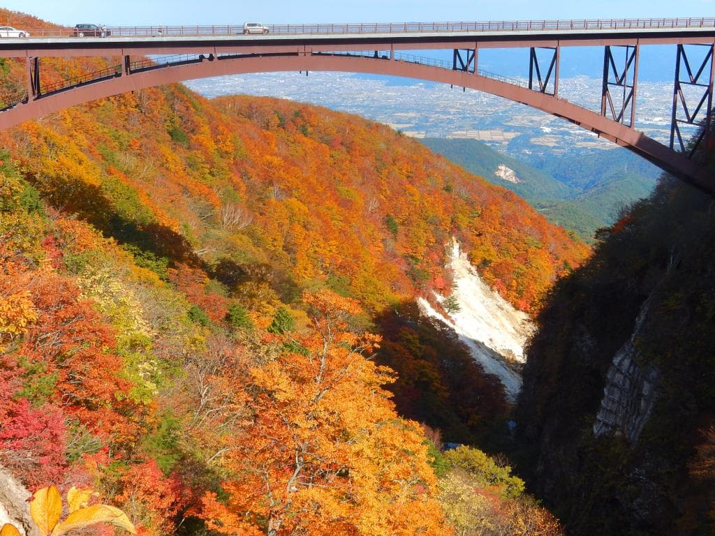 つばくろ谷駐車場から不動沢橋をのぞむ。