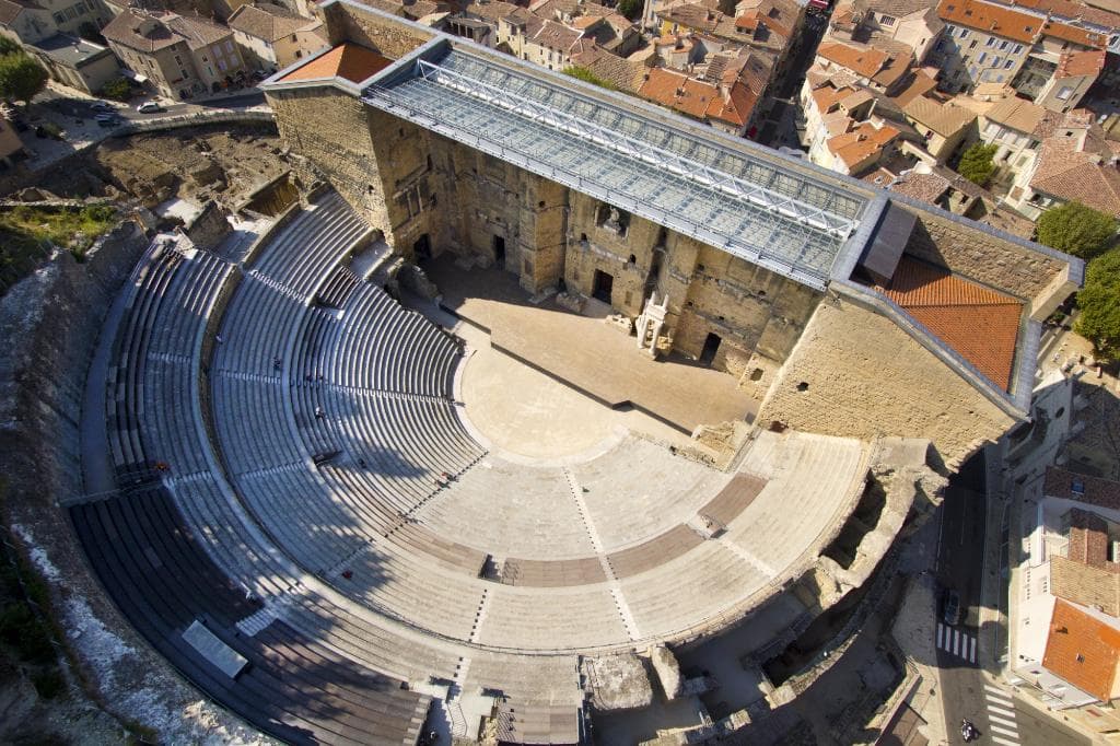 Vue aérienne du Théâtre Antique d'Orange © L. Boudereaux