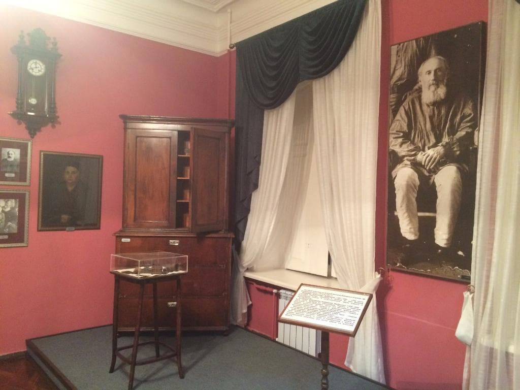 В стенах музея.