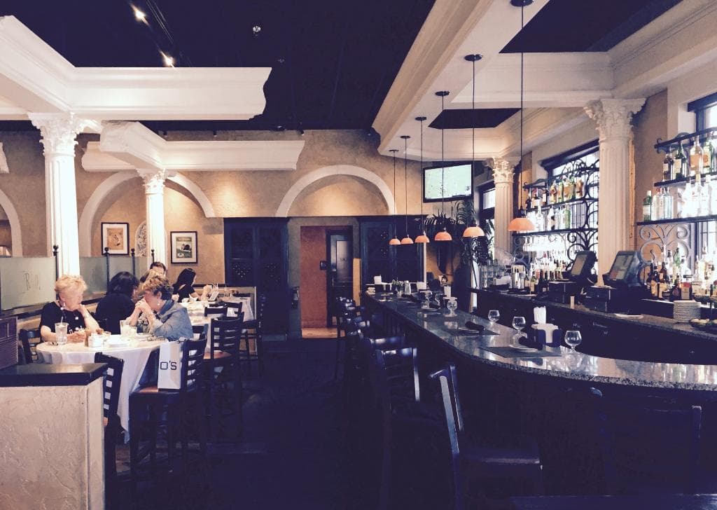 Dining room/bar area