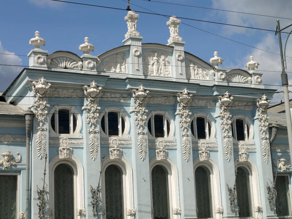 Дом с фигурами