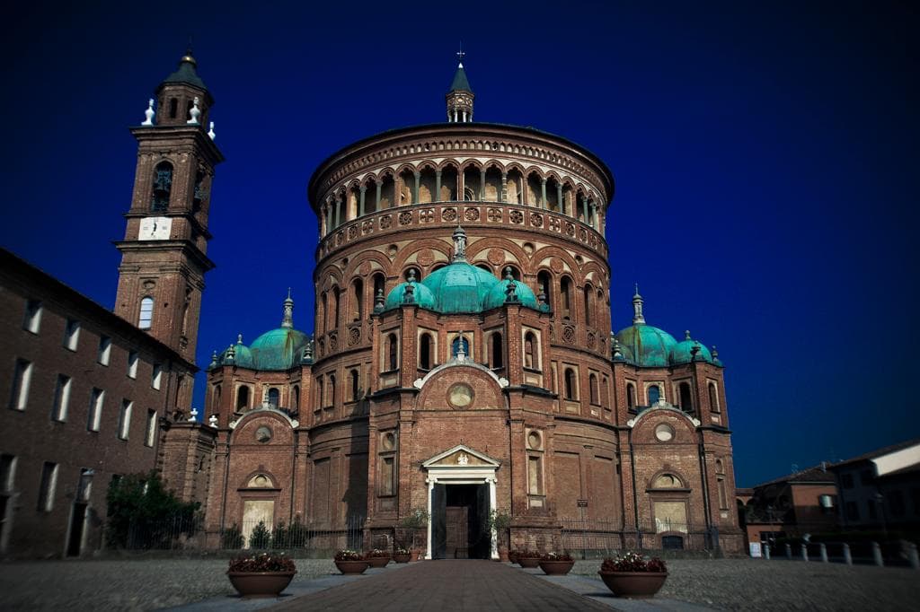 Santa Maria della Croce, accesso laterale e piazza