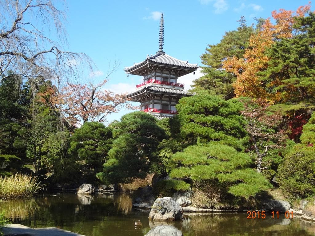 庭園より三重塔