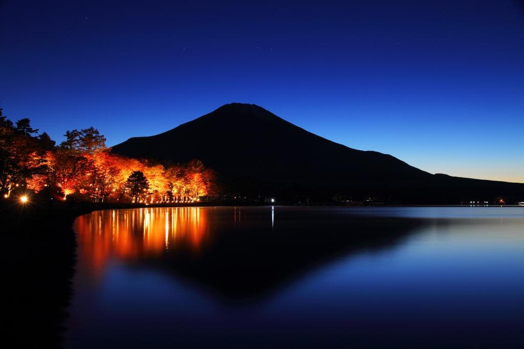山中湖の紅葉まつり２０１５　夕暮れの富士山